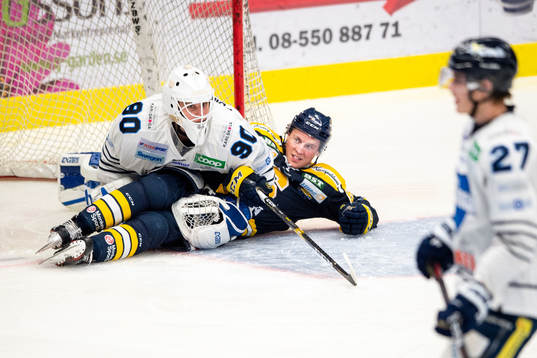 Södertäljes David Åslin kolliderar med Karlskogas