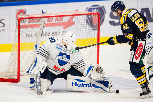 Karlskogas målvakt Olle Eriksson Ek och Södertäljes