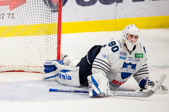 Karlskogas målvakt Olle Eriksson Ek deppar