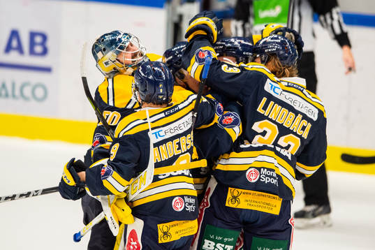 Södertäljes Thom Flodqvist jublar med lagkamrater