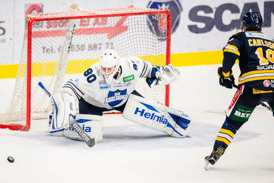 Karlskogas målvakt Olle Eriksson Ek räddar en straff