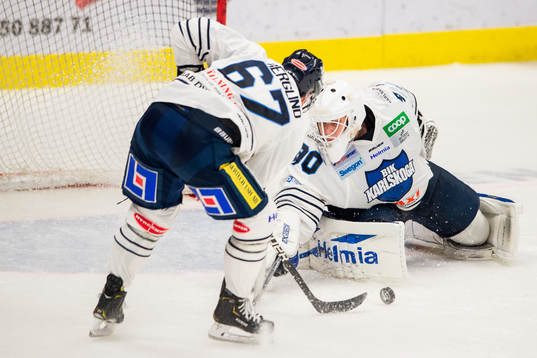 Karlskogas Victor Berglind och målvakt Olle Eriksson Ek