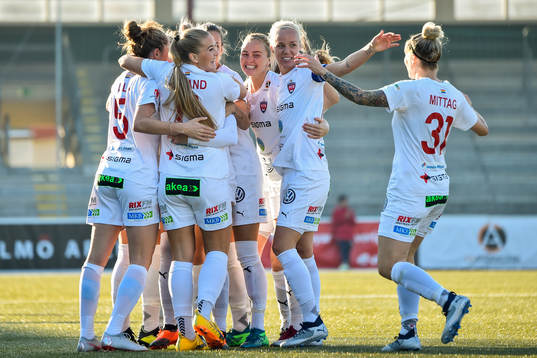 Rosengårds Sanne Troelsgaard Nielsen blir omkramad av