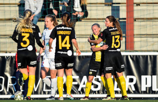 Hammarbys Astrid Larsson blir omkramad