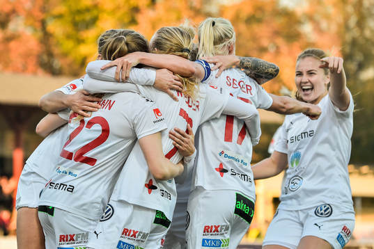 Rosengårds spelare jublar