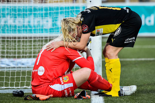 Hammarbys Astrid Larsson tröstar målvakt Emma Holmgren