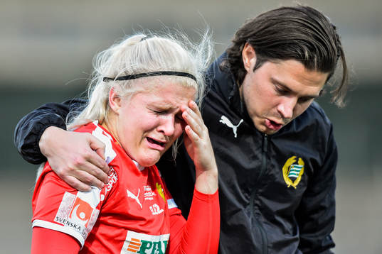 Hammarbys tränare Isak Dahlin tröstar målvakt Emma