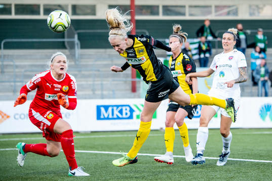 Hammarbys Alexandra Lindberg nickar undan bollen framför