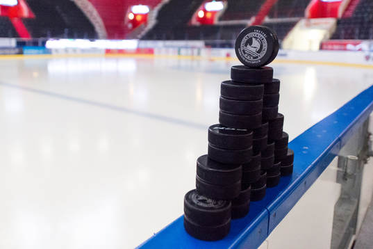 Matchpuckar innan ishockeymatchen i Hockeyallsvenskan