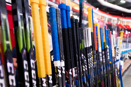 Klubbor innan ishockeymatchen i Hockeyallsvenskan mellan