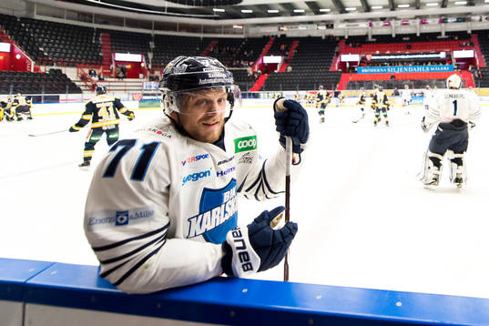 Karlskogas Carl Berglund innan ishockeymatchen i