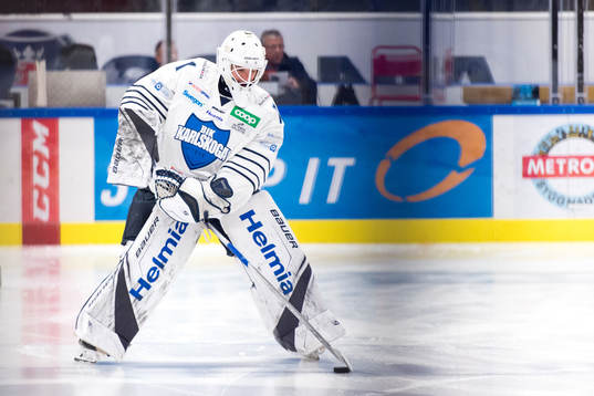 Karlskogas målvakt Henrik Lundberg innan ishockeymatchen i