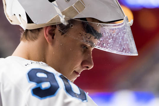 Karlskogas målvakt Olle Eriksson Ek innan ishockeymatchen