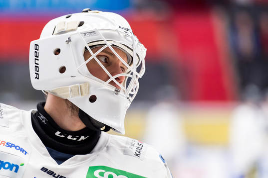 Karlskogas målvakt Henrik Lundberg innan ishockeymatchen i