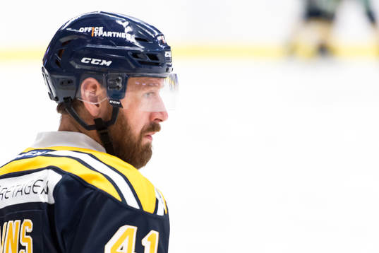 Södertäljes Stefan Gråhns innan ishockeymatchen i