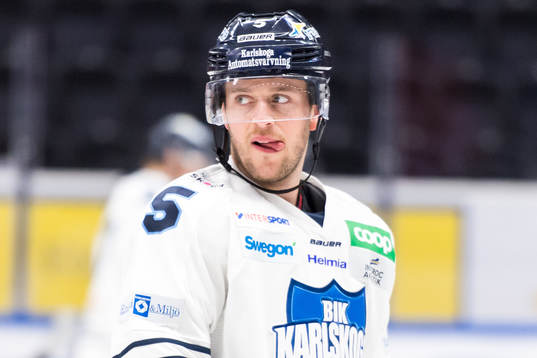 Karlskogas Ricard Blidstrand innan ishockeymatchen i
