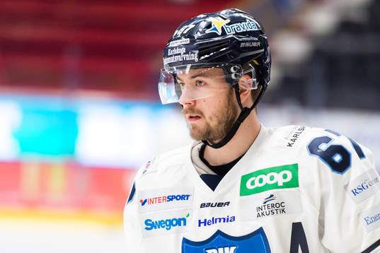 Karlskogas Victor Berglind innan ishockeymatchen i