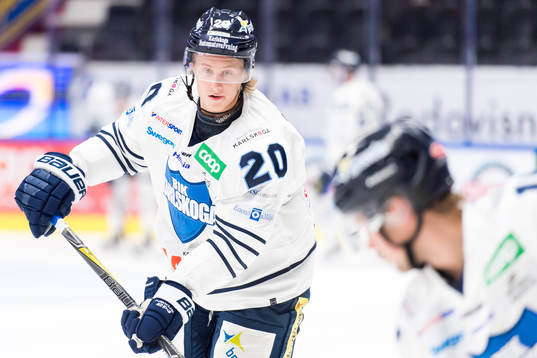 Karlskogas Juliuz Persson innan ishockeymatchen i
