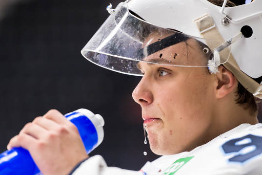 Karlskogas målvakt Olle Eriksson Ek innan ishockeymatchen