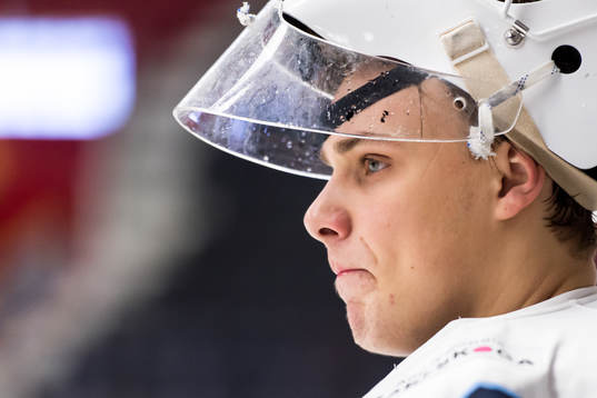 Karlskogas målvakt Olle Eriksson Ek innan ishockeymatchen