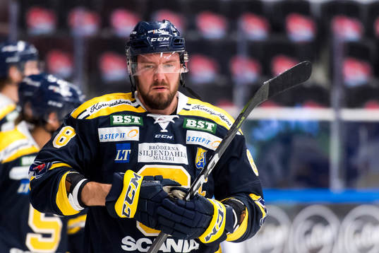 Södertäljes Nicklas Grossmann innan ishockeymatchen i