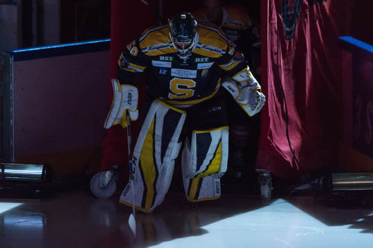 Södertäljes Alexander Sahlin innan ishockeymatchen i