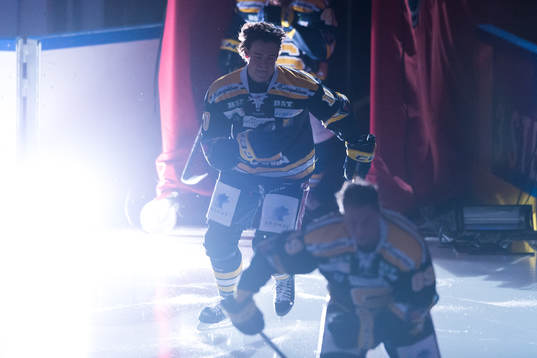 Södertäljes Axel Andersson innan ishockeymatchen i