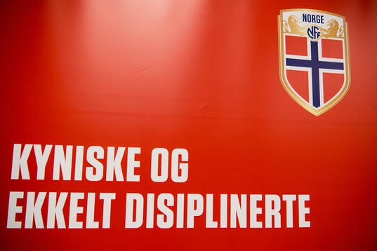 A board with the text "Kyniske og ekkelt disiplinerte"