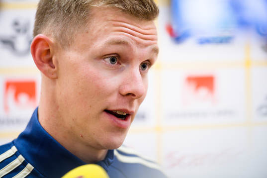 Emil Krafth i mixed zone