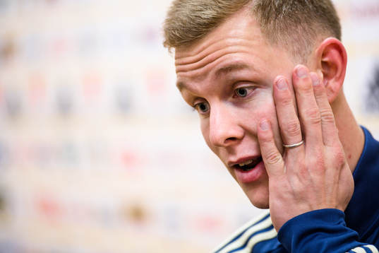 Emil Krafth i mixed zone