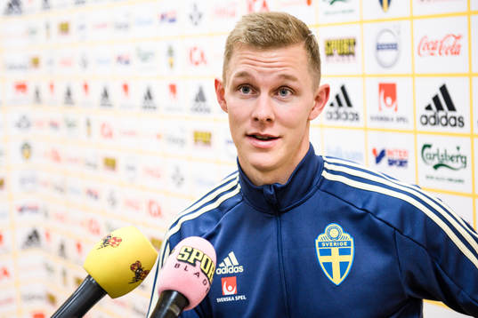 Emil Krafth i mixed zone