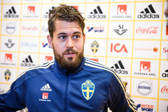 Sveriges målvakt Kristoffer Nordfeldt i mixed zone