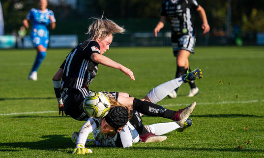 IFK Kalmars målvakt Tove Enblom och Piteås Cecilia Edlund
