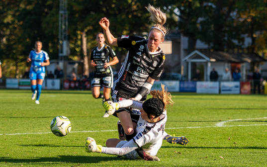 IFK Kalmars målvakt Tove Enblom och Piteås Cecilia Edlund