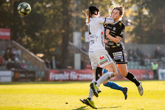IFK Kalmars målvakt Tove Enblom och Piteås Andrea Norheim