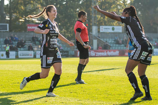 Piteås Madelen Janogy jublar med Lena Blomkvist