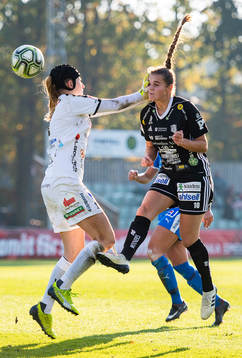IFK Kalmars målvakt Tove Enblom och Piteås Andrea Norheim