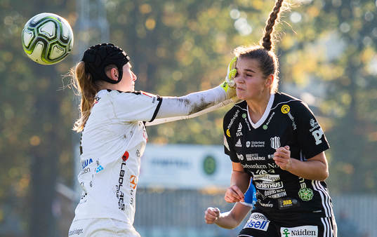 IFK Kalmars målvakt Tove Enblom och Piteås Andrea Norheim