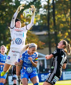IFK Kalmars målvakt Tove Enblom och Elsa Karlsson samt