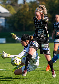 IFK Kalmars målvakt Tove Enblom och Piteås Cecilia Edlund