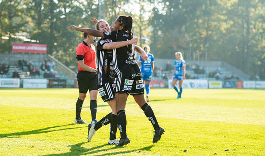 Piteås Andrea Norheim och Madelen Janogy jublar