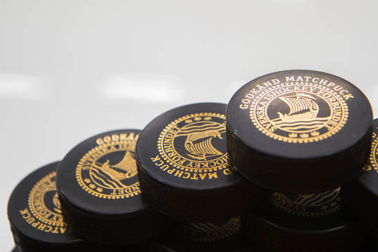 Puck med Svenska ishockeyförbundets logga på innan