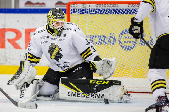 s målvakt Erik Källgren räddar