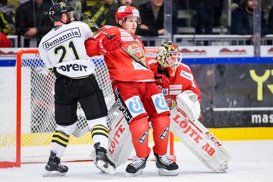 s Christian Sandberg och Almtunas Adam Thilander framför
