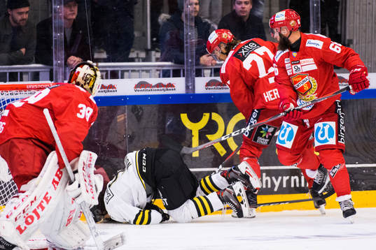 s Garry Nunn tacklas omkull av Almtunas Viktor Hertzberg