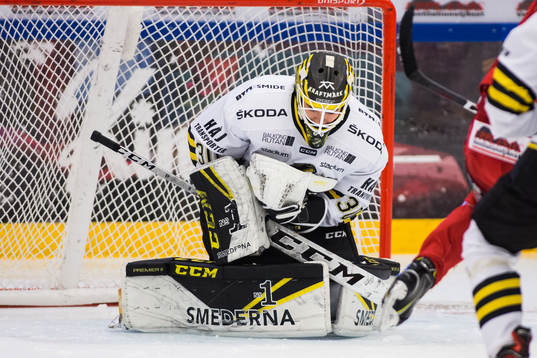 s målvakt Erik Källgren räddar ett skott