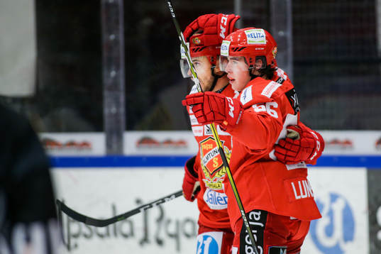 Almtunas Alexander Lunsjö jublar med lagkamrater