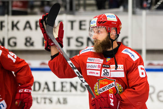 Almtunas Måns Hermansson tackar publiken