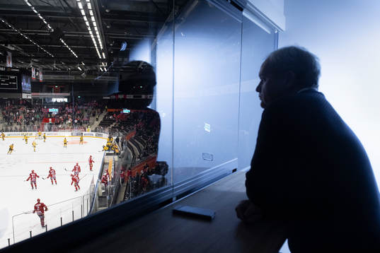 Modos sportchef Michael Sundlöv tittar på ishockeymatchen
