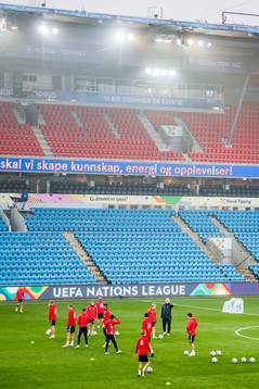 Lars Lagerbäck, head coach of Norway, and the players of